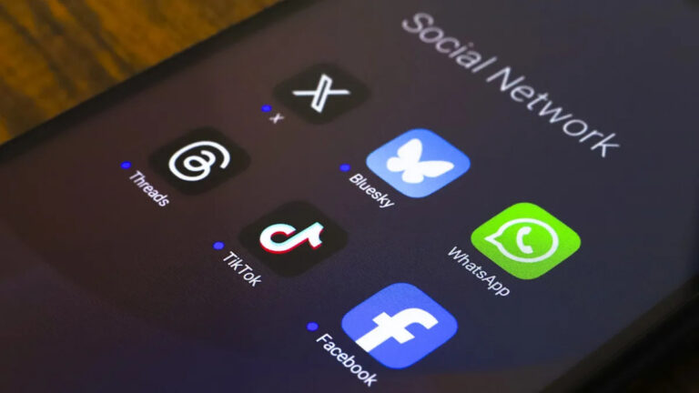 US MAKES Visa Applicants SURRENDER Social Media Accounts