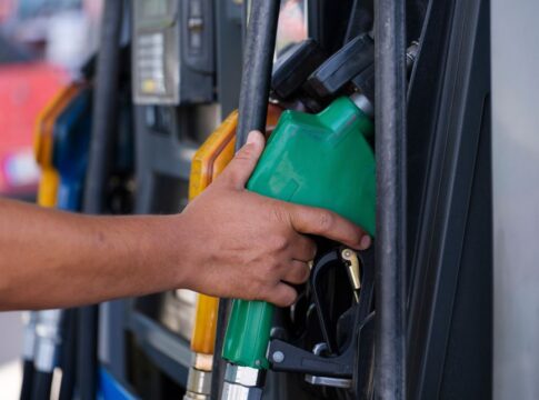 Featured image related to Florida gas prices rise to $3.90 per gallon, up 80 cents from last year