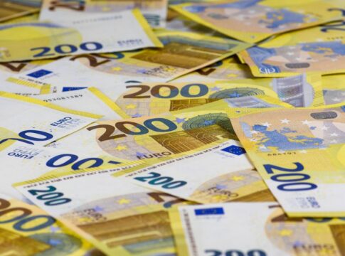 The Robust U.S. Economy Powers Through Rate Hikes and Rising Bond Yields — Economy coverage by National News Daily. Photo:...